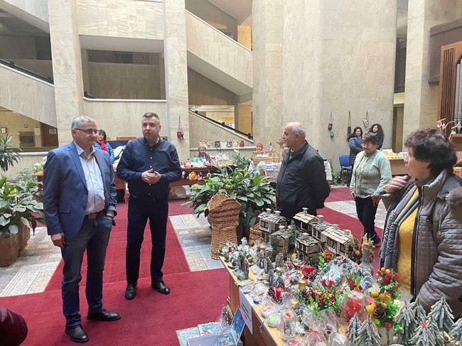 Областна администрация Смолян: Областният управител Захари Сираков откри Коледния базар в атриума на Областна администрация Смолян