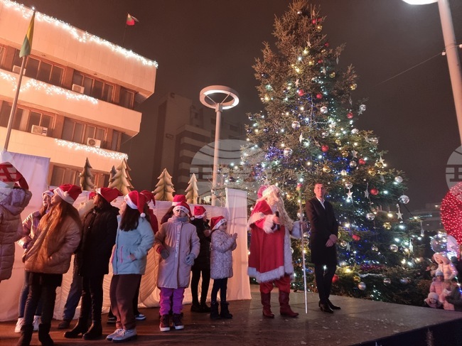 Коледната елха в Ямбол грейва на 10 декември