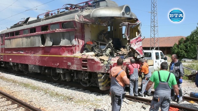 Работи се по всички версии във връзка с катастрофата между влак и камион край гара Орешец