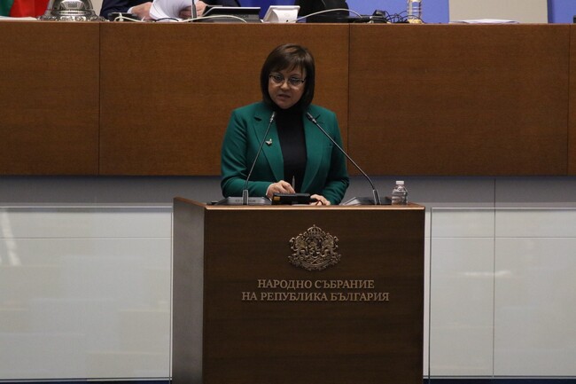 Нинова към министър Василев: Защо банковите сметки за заплати още не са освободени от такси