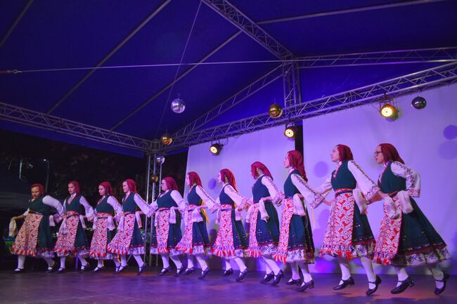 Община Разград: С фолклорни ритми започна поредицата от концерти край Градската елха 