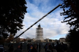 Паметник на Съветската армия - кран