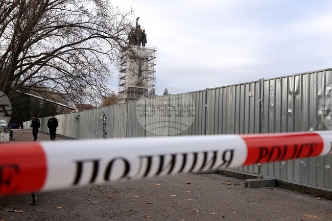 Правителството в оставка отпусна 270 хил. евро за охрана и обезопасяване на демонтираните фигури от Паметника на Съветската армия в София