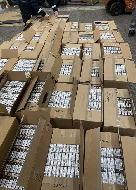 Агенция „Митници“: Митническите служители на МП Капитан Андреево откриха над 787 000 къса цигари, укрити в сандъци с автоаксесоари 