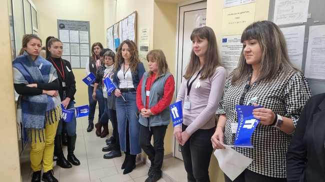 Служители на Агенцията за социално подпомагане във Врачанско излязоха в едночасова предупредителна стачка