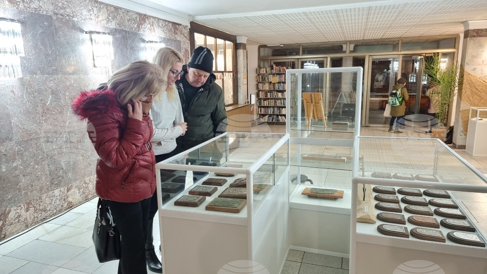 Самостоятелна изложба на Зорница Георгиева бе открита в Регионална библиотека "Дора Габе" в Добрич