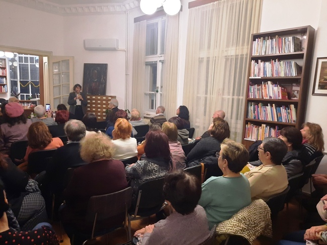В Регионална библиотека „Сава Доброплодни“ - Сливен се проведе премиера на книгата „Луничави разкази“ на Здравка Евтимова