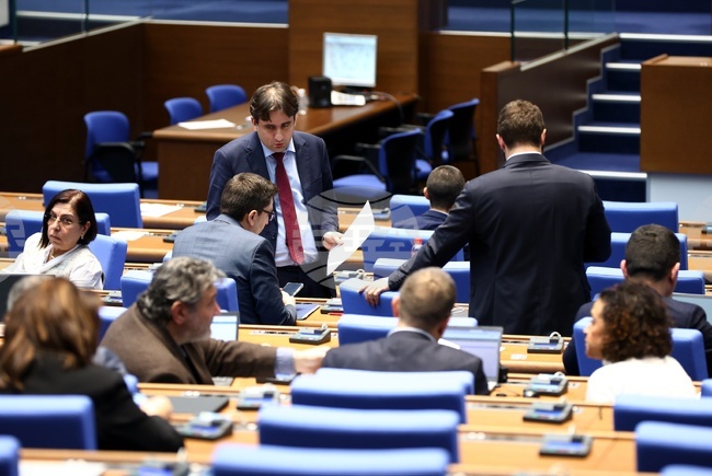 Парламент - извънредно заседание