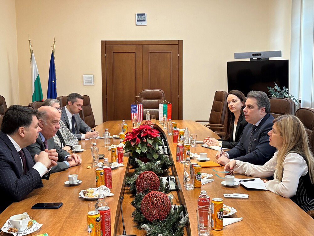 Министерство на финансите: Министър Василев обсъди проектите за свързаност по оста Юг-Север с посланиците на САЩ в България и Гърция