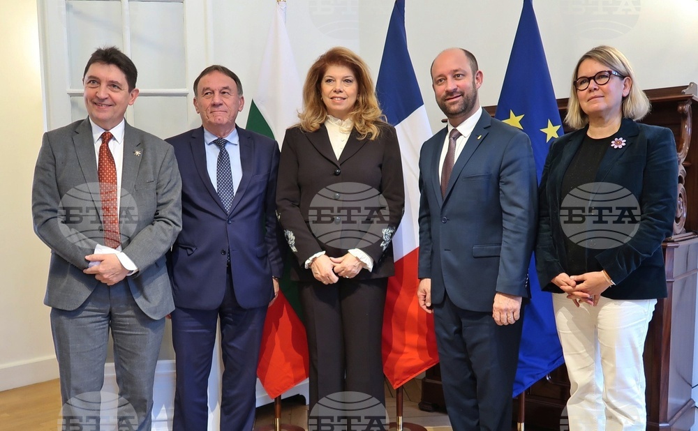 Вицепрезидентът разговаря в Париж със заместник-председателя на Френския сенат и сенатори