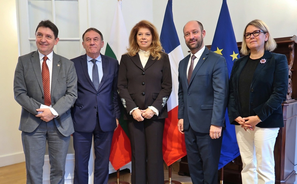 Вицепрезидентът разговаря в Париж със заместник-председателя на Френския сенат и сенатори