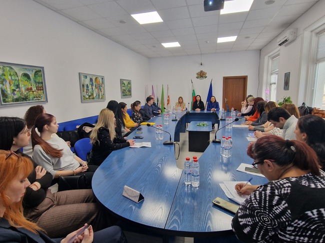 Областна администрация Търговище: В Областна администрация поведоха кръгла маса на тема "Превенция и закрила на жертви на домашно насилие"