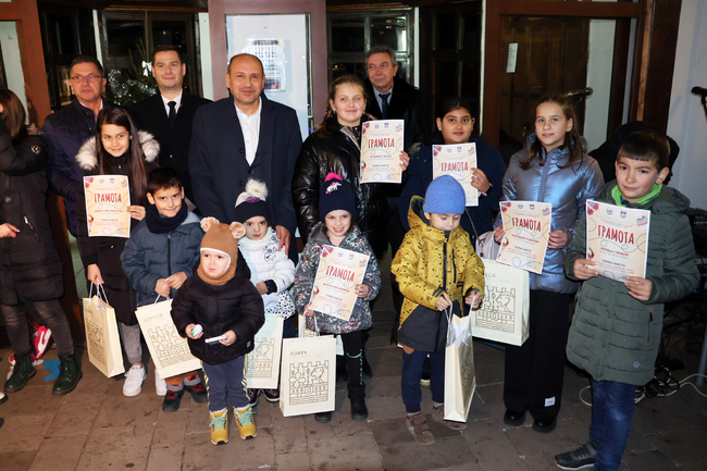 Община Ловеч: 124 деца с участие в конкурса „Топли ръкавички…“, десет са наградените