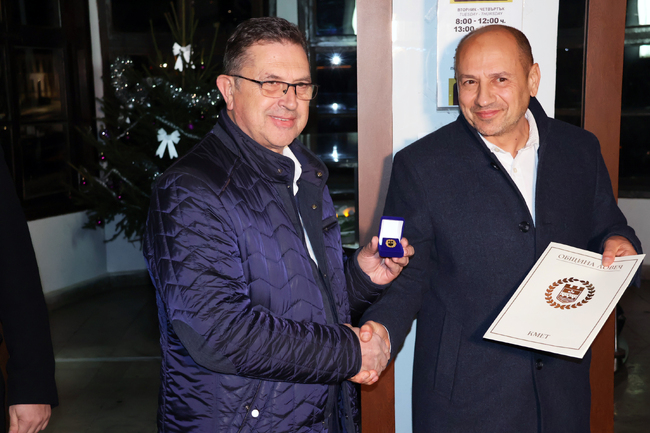 Община Ловеч: Автор на книга, показваща преобразяването на Ловеч в годините, с почетната значка на Общината
