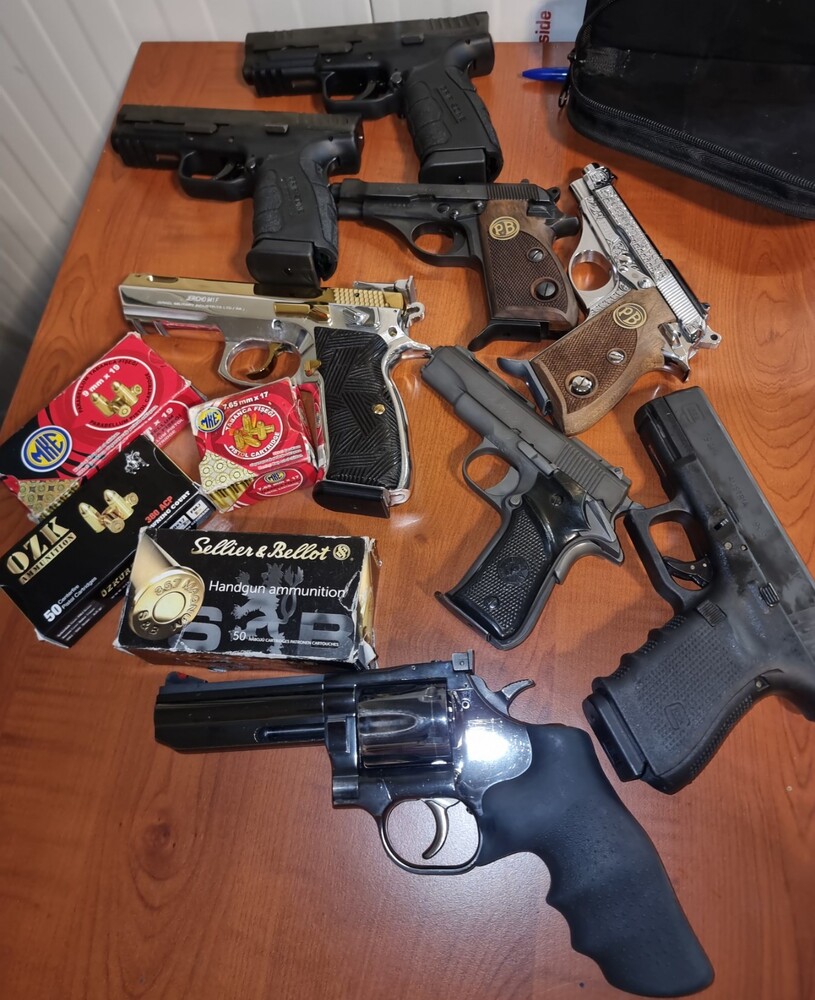 Окръжна прокуратура - Ямбол задържа за срок до 72 часа турски гражданин, обвинен в контрабандно пренасяне на 8 пистолета и 148 патрона