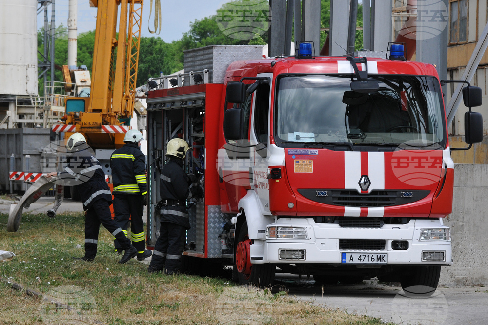 Товарен автомобил горя в логистична база в близост до Стара Загора