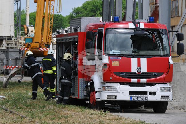Товарен автомобил горя в логистична база в близост до Стара Загора