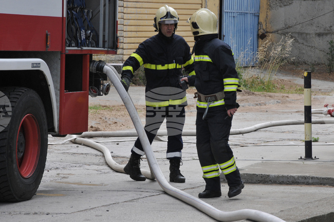 Задържан е мъж, запалил няколко автомобила в два жилищни комплекса в Бургас 
