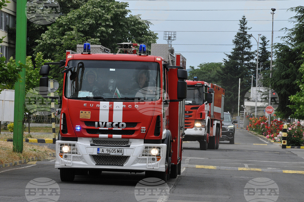 Пожар засегна няколко къщи в краен квартал в Белослав