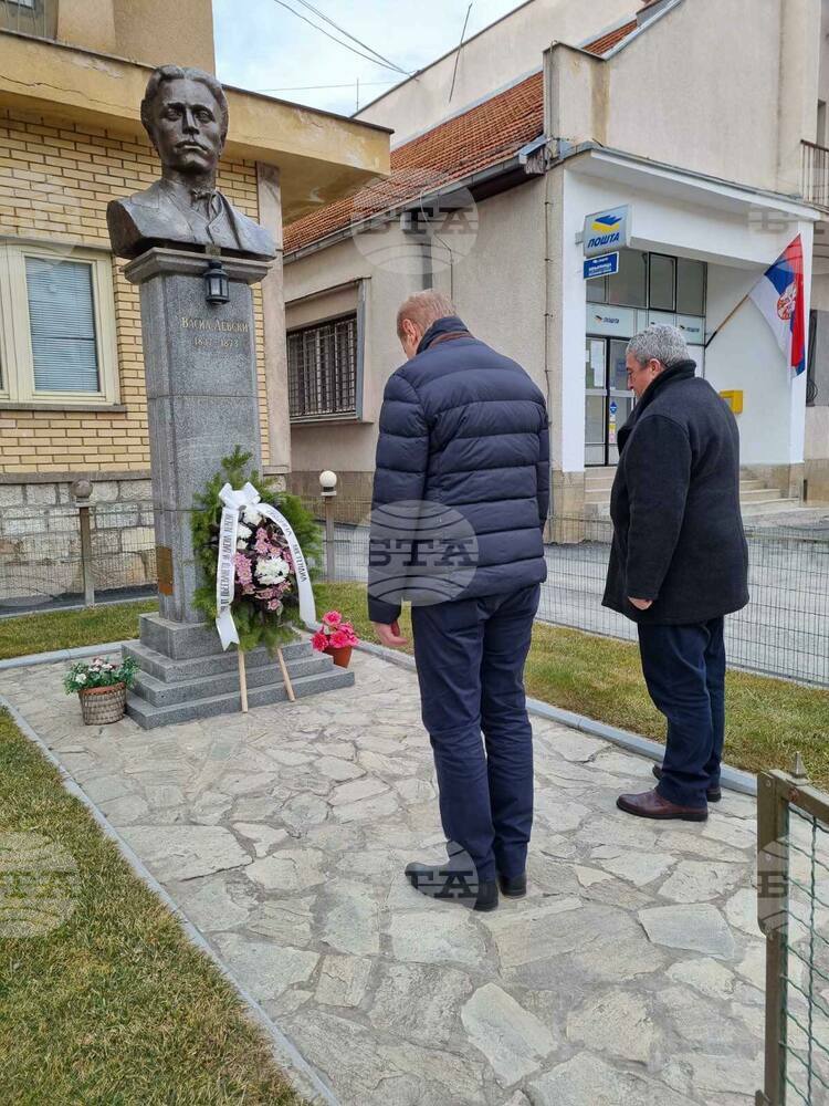 Кметът и председателят на Общинския съвет в Кюстендил се поклониха пред паметника на Левски в Босилеград, Сърбия