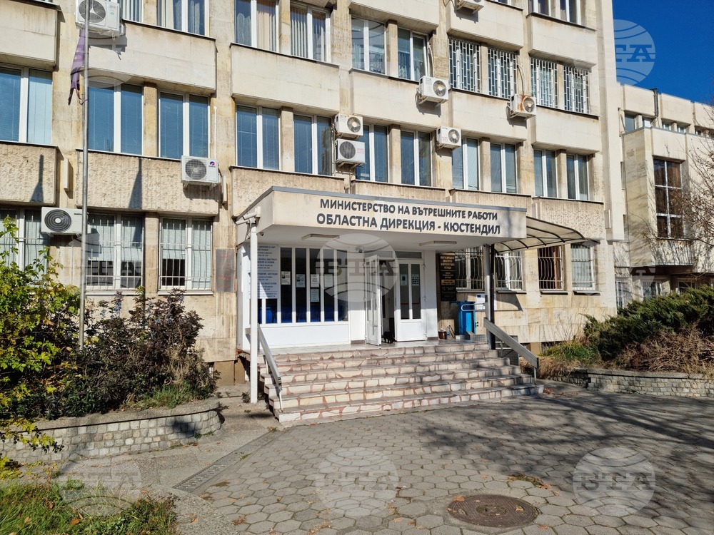 Двама души с двойно гражданство са задържали полицаи от Дупница заради откраднат в столицата автомобил