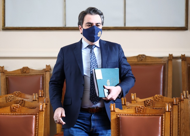 Новият директор на Агенцията за обществени поръчки ще се справи изключително добре с работата си, смята финансовият министър