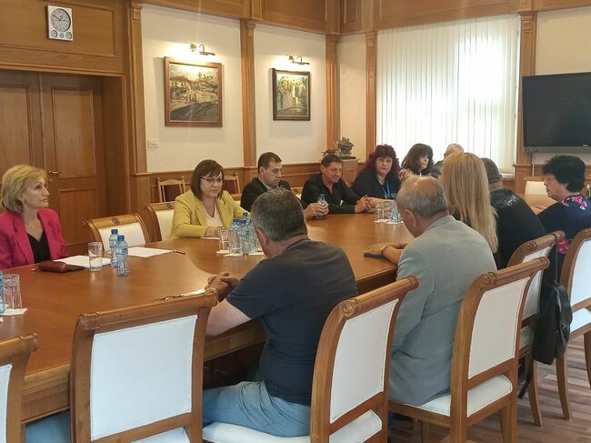 Министър Нинова договори увеличение на заплатите във ВМЗ Сопот