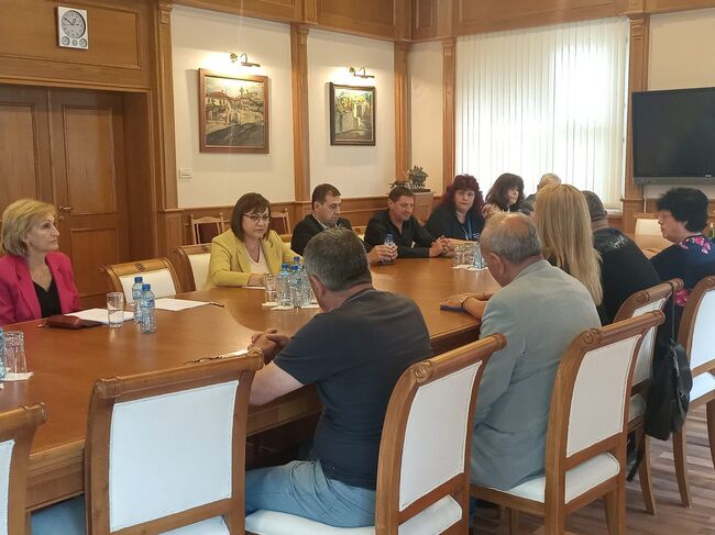 Министър Нинова договори увеличение на заплатите във ВМЗ Сопот
