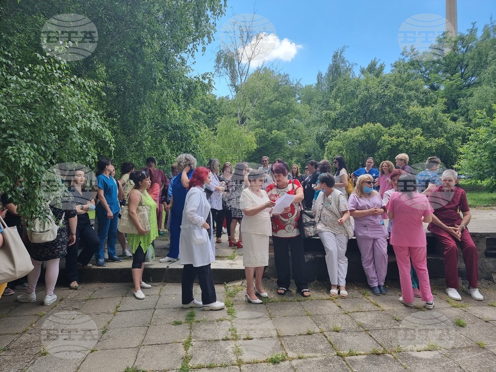 Медици от МБАЛ-Шумен протестираха заради забавени допълнителни възнаграждения и с искания за увеличение на заплатите им