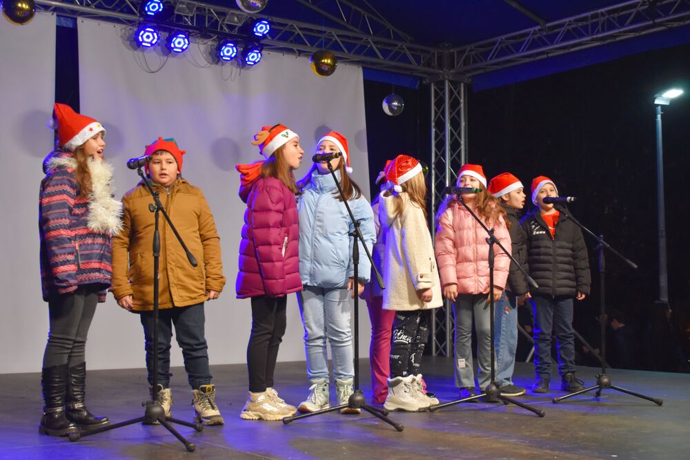 Община Разград: Певци и танцьори от Центъра за работа с деца участваха във втория концерт край Градската елха, включиха се и родители 