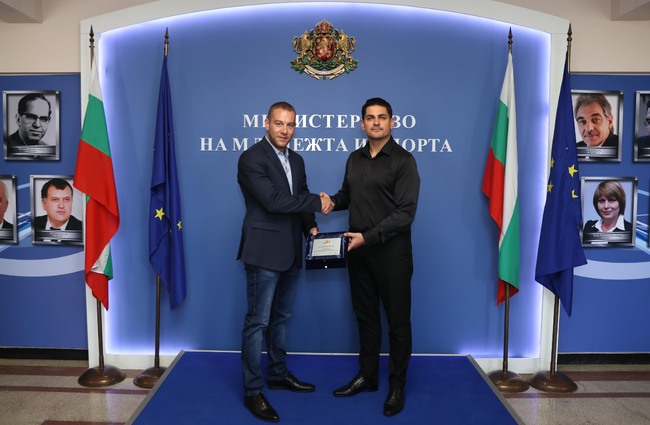 Министър Василев се срещна с медалистите от Европейското първенство по вдигане на тежести