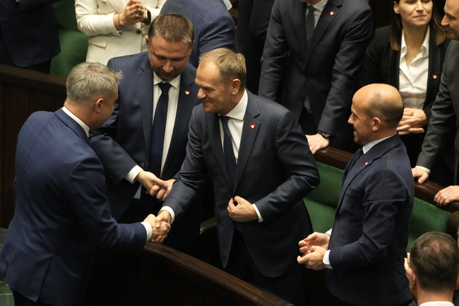 Полша започна разследване на твърденията, че предишното правителство незаконно е хаквало телефони на политици