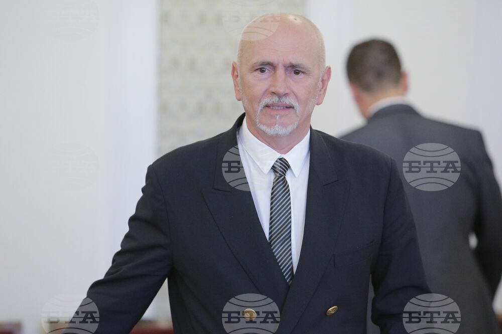 Министър Николай Събев изрази готовност да съдейства за уеднаквяване на режима за паркиране на електрическите автомобили
