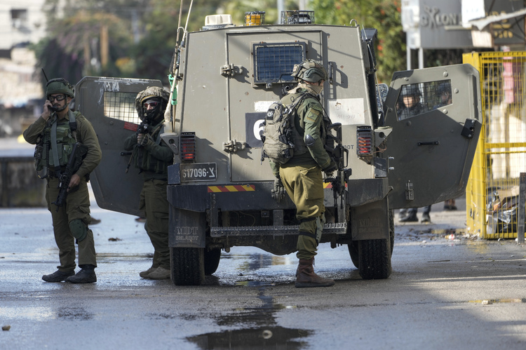 Израелски войници застреляха двама въоръжени палестинци на КПП на Западния бряг