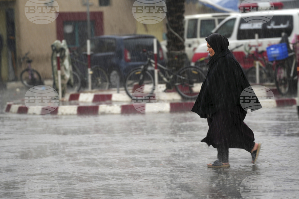 Наводнени палатки и подслони пред рухване, след като буря връхлетя Газа