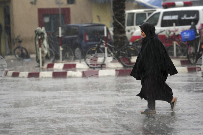 Наводнени палатки и подслони пред рухване, след като буря връхлетя Газа