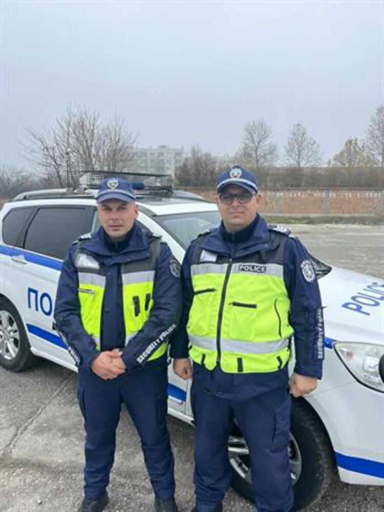 Полицаи спасиха мъж от задушаване при пожар в Свиленград