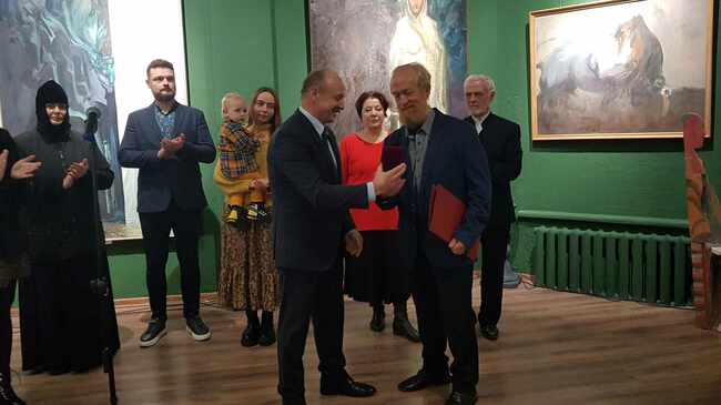 Генералният ни консул в Одеса Светослав Иванов връчи на бесарабския български художник Иван Шишман почетен знак „Златен век“