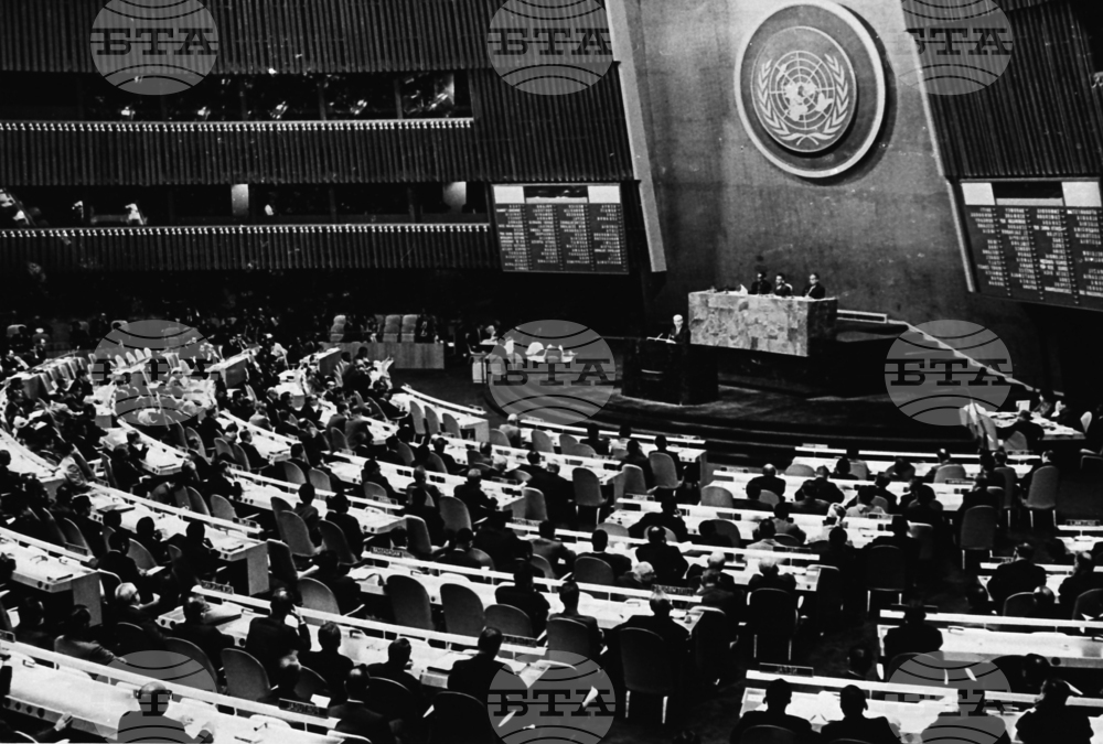 България е приета за член на ООН на 14 декември 1955 г. заедно с още 15 държави