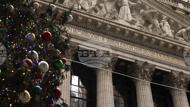 Индексите на Уолстрийт откриха търговията предимно с повишения, насочвайки се към растеж в празничната седмица