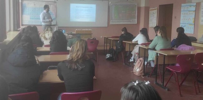 Окръжен съд – Търговище: Младши съдия Борис Царчински говори пред единадесетокласници за разделението на властите според Конституцията