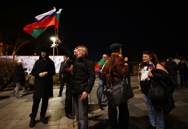 Граждани се събраха в столицата в знак на протест срещу демонтажа на Паметника на Съветската армия