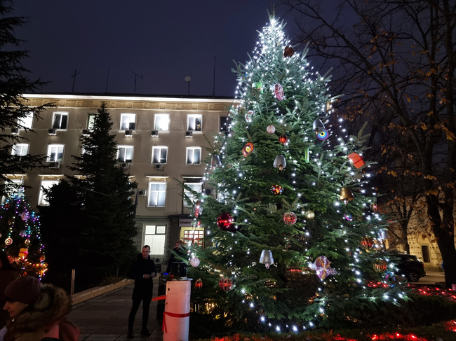 В Мадан, Рудозем и Неделино тържествено ще бъдат запалени светлините на коледната елха на 6 декември