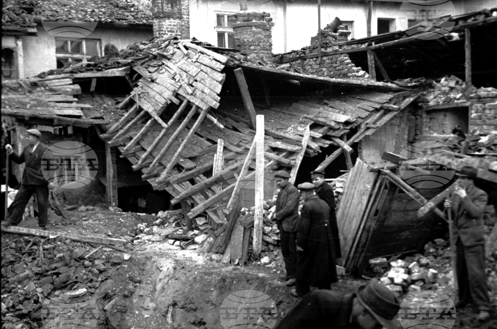 При бомбардировките над София на 20 декември 1943 г., защитавайки столицата, губят живота си летците Димитър Списаревски и Георги Кюмюрджиев