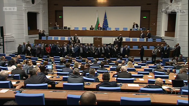 Костадин Костадинов от “Възраждане”: В центъра на София безчинстват някакви хора, въоръжени с флексове