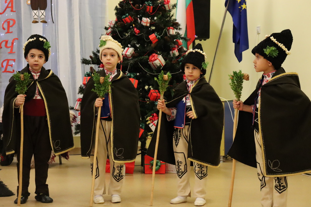 Община Хасково: За пети пореден път ДГ „Слънце“, със съдействието на Община Хасково, организира фестивала „Коледарче“