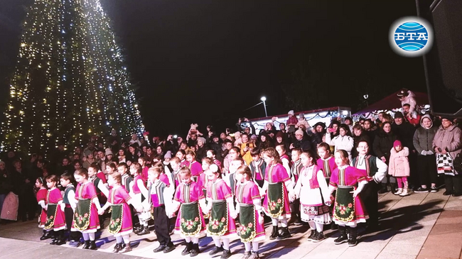 Празнични вечери с деца от школите в Разград отвеждат жителите на града в пътешествие из света на музиката, танците и коледния дух