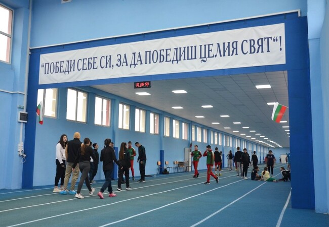 Община Видин: Заместник-кметът на Община Видин Борислава Борисова връчи награди в коледен лекоатлетически турнир