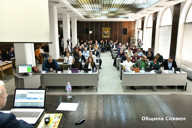 Община Сливен: Общинските съветници избраха съставите на постоянните комисии и подкрепиха ремонта на бившия военен стадион