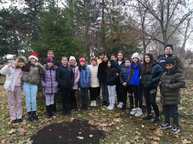 Североизточно държавно предприятие ДП Шумен: Учениците от пети клас на ОУ „Христо Смирненски“ в Генерал Тошево по време на демонстрационен урок по залесяване